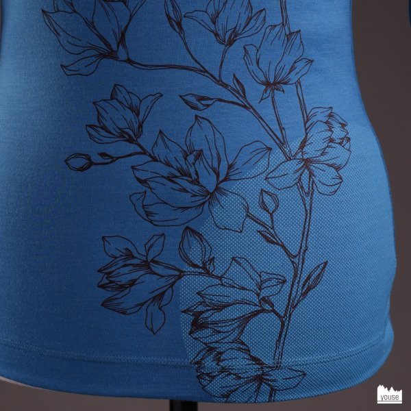 Magnolie in kastanie auf azurblau